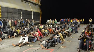 Gerettete Flüchtlinge auf einem Schiff