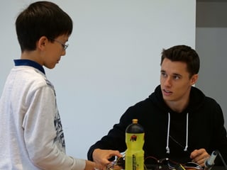 Junge wird von Leiter beraten Junge wird von Leiter beraten