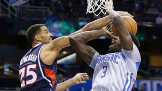 Thabo Sefolosha (l.) bei einem Block.