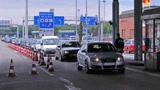 Autokolonne am Autobahnzoll Weil a.R.