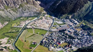 Luftaufnahme von Andermatt, neben dem Dorf eine grossflächige Baustelle. Luftaufnahme von Andermatt, neben dem Dorf eine grossflächige Baustelle.