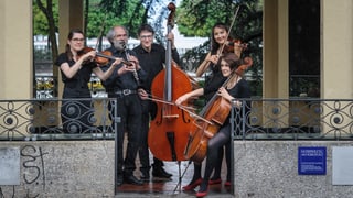Drei Musikerinnen und zwei Musiker in einem Pavillon. Drei Musikerinnen und zwei Musiker in einem Pavillon.