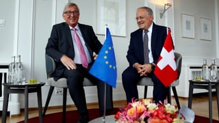 Juncker und Schneider-Ammann sitzen nebeneinander.