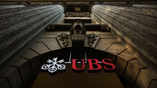 UBS-Logo im gewölbten EIngang zur UBS-Hauptfiliale in Zürich.