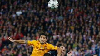 Barcelonas Luis Suarez drängt Diego Godin ab.
