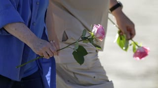 Trauernde in Lac-Mégantic marschieren mit Rosen in den Händen. (reuters)