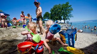 Kinder spielen am Bodensee