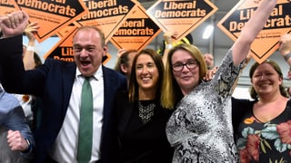Jane Dodds umringt von Parteifreunden der Liberaldemokraten, sie freuen sich sichtlich. Jane Dodds umringt von Parteifreunden der Liberaldemokraten, sie freuen sich sichtlich.