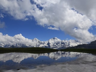 In einem See spiegelt sich das Panorama.