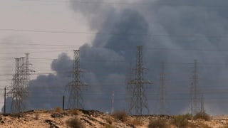Dicker, schwarzer Rauch steigt über der saudi-arabischen Raffinerie auf.