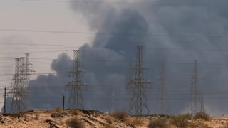 Dicker, schwarzer Rauch steigt über der saudi-arabischen Raffinerie auf. Dicker, schwarzer Rauch steigt über der saudi-arabischen Raffinerie auf.