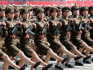 Frauen mit Stechschritt an Militärparade