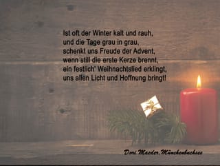 Rote Kerze mit kleinem Dekogeschenk vor Holzwand.