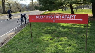 Schild mit den Abstandsregeln Schild mit den Abstandsregeln