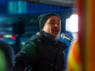 Man merkt Gustav an, dass er ursprünglich Lehrer ist – wo er singt, hat er oft einen Kinderchor zur Unterstützung dabei.
