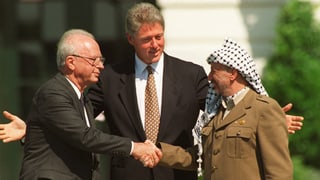Rabin und Arafat reichen sich die Hand.