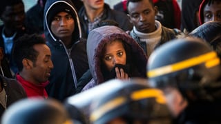 Menschen vor Polizei
