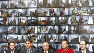 Männer vor Bildschirmen Männer vor Bildschirmen