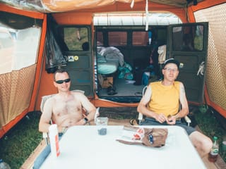 Festivalbesucher am Campingtisch