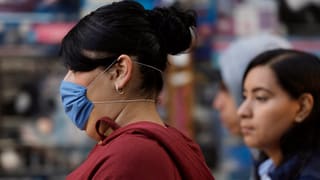 In Mexiko-Stadt tragen Menschen vermehrt Atemschutzmasken. In Mexiko-Stadt tragen Menschen vermehrt Atemschutzmasken.