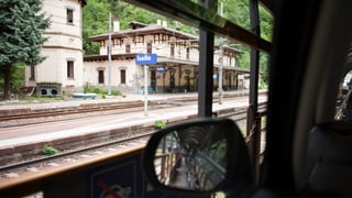 Bahnstation Iselle aus der Perspektive im Innern eines Autos fotografiert 