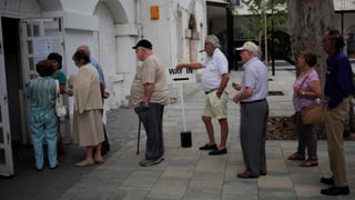 Schlange vor einem Wahllokal in Gibraltar. 