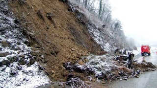 Hangrutsch, Erde auf der Strasse 