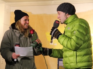 «Vujo» Unteregger überreicht Kathrin Hönegger eine Rose.