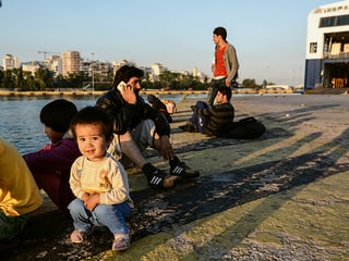 Syrische Flüchtlinge am Hafen von Piräus, Griechenland.