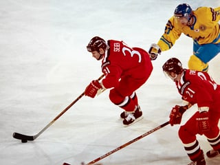 Nati-Spieler Seger ist schneller am Puck als der schwedische Verteidiger.