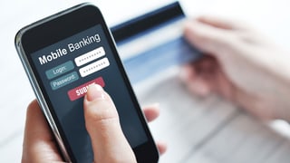 Smartphone mit geöffneter Mobile-Banking-App.