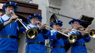 Vier Bläser in blauen mittelalterlichen Uniformen.