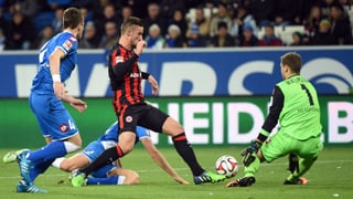 Haris Seferovic im Duell gegen Hoffenheim-Torwart Baumann.