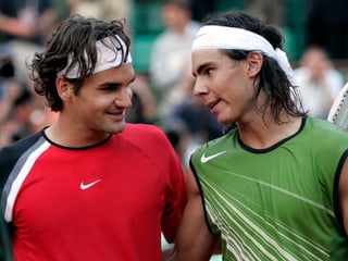 Federer unterliegt Nadal 2005 im Halbfinal der French Open in vier Sätzen. 