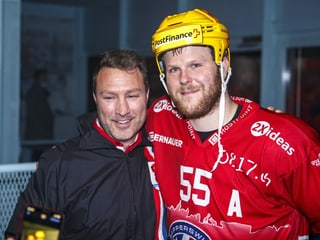 Daniel Vukovic umarmt Coach Jeff Tomlinson.