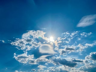 Blauer Himmel mit wenigen Wolken