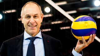 Werner Augsburger posiert mit Volleyball