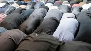 Betende Menschen in Schweizer Moschee.
