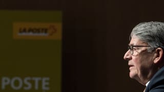 Urs Schwaller, im Hintergrund Logo des Post Urs Schwaller, im Hintergrund Logo des Post