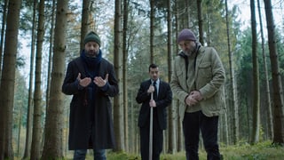 Drei Männer stehen im Wald Drei Männer stehen im Wald