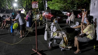 Patienten und Angehörige auf der Strasse