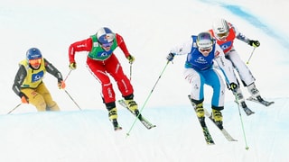 Vier Skicrosserinnen in Aktion.