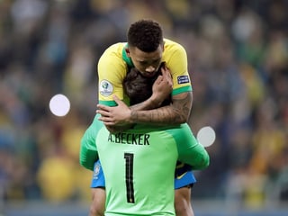 Gabriel Jesus herzt Alisson Becker Gabriel Jesus herzt Alisson Becker