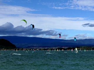 Kite- und Windsurfer auf einem See.