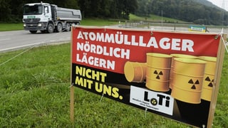 Plakat mit Aufschrift: «Atommülllager Nördlich Lägern. Nicht mit uns.»