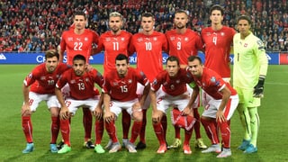 Das Gruppenfoto der Schweizer Nati vor dem Slowenien Spiel. Die Spieler aufgereiht in roten Trikots.