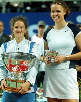 Patty Schnyder und Lindsey Davenport mit Pokal in Zürich 2002.