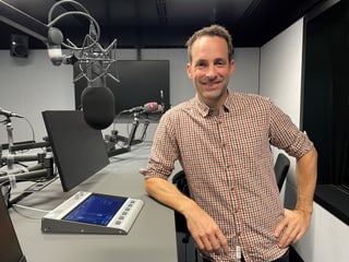 Diskussionsleiter Stefan Flury im Radiostudio
