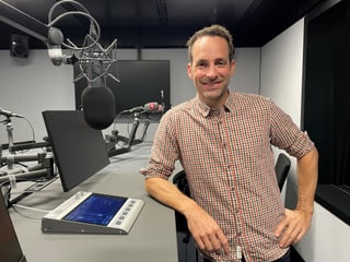 Diskussionsleiter Stefan Flury im Radiostudio Diskussionsleiter Stefan Flury im Radiostudio