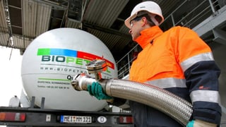 Ein Angestellter der Treibstoff-Fabrik Biopetrol Industries AG bei der Arbeit in Rostock.